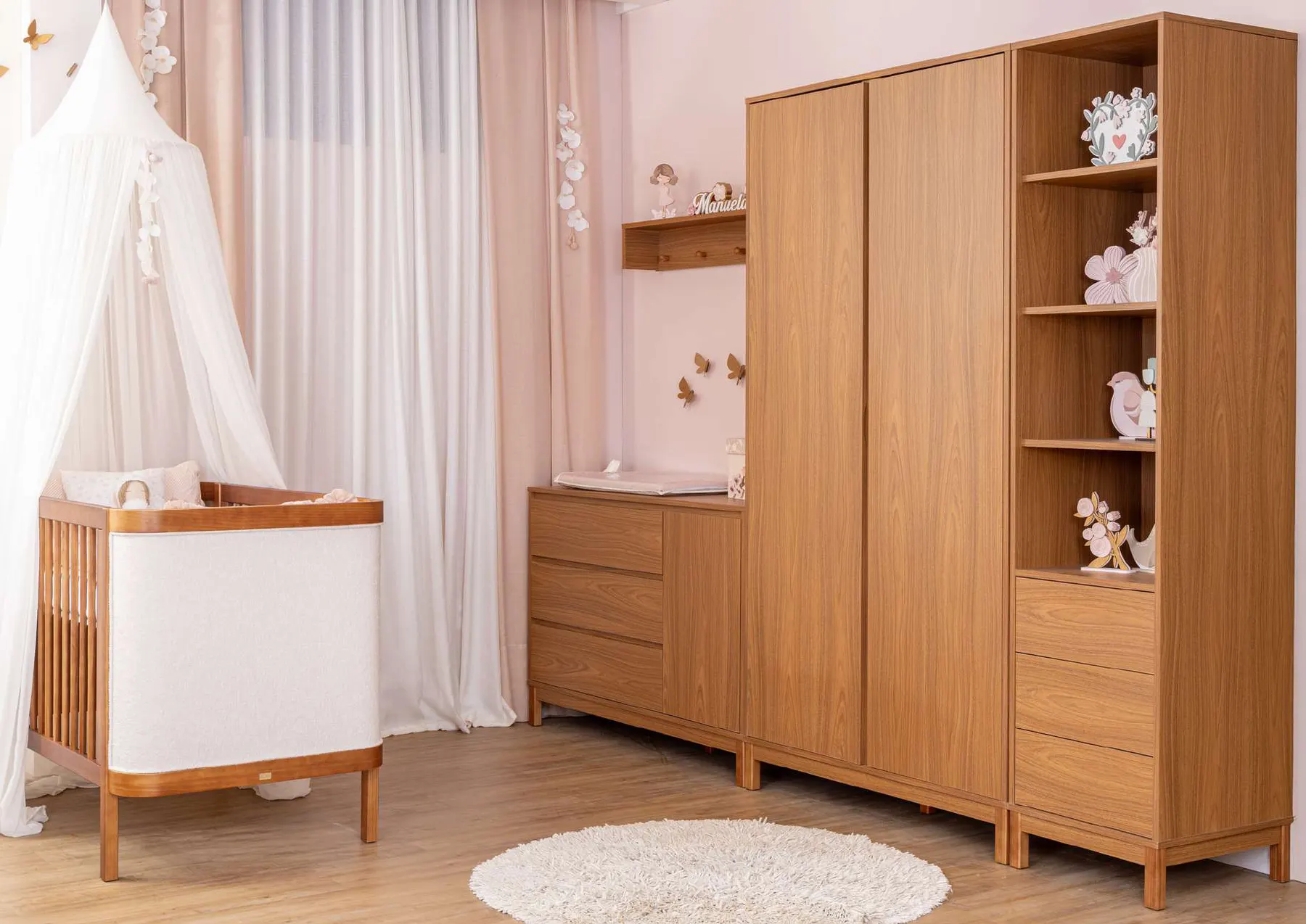 Quarto em nogueira montado com móveis da Linha Soley